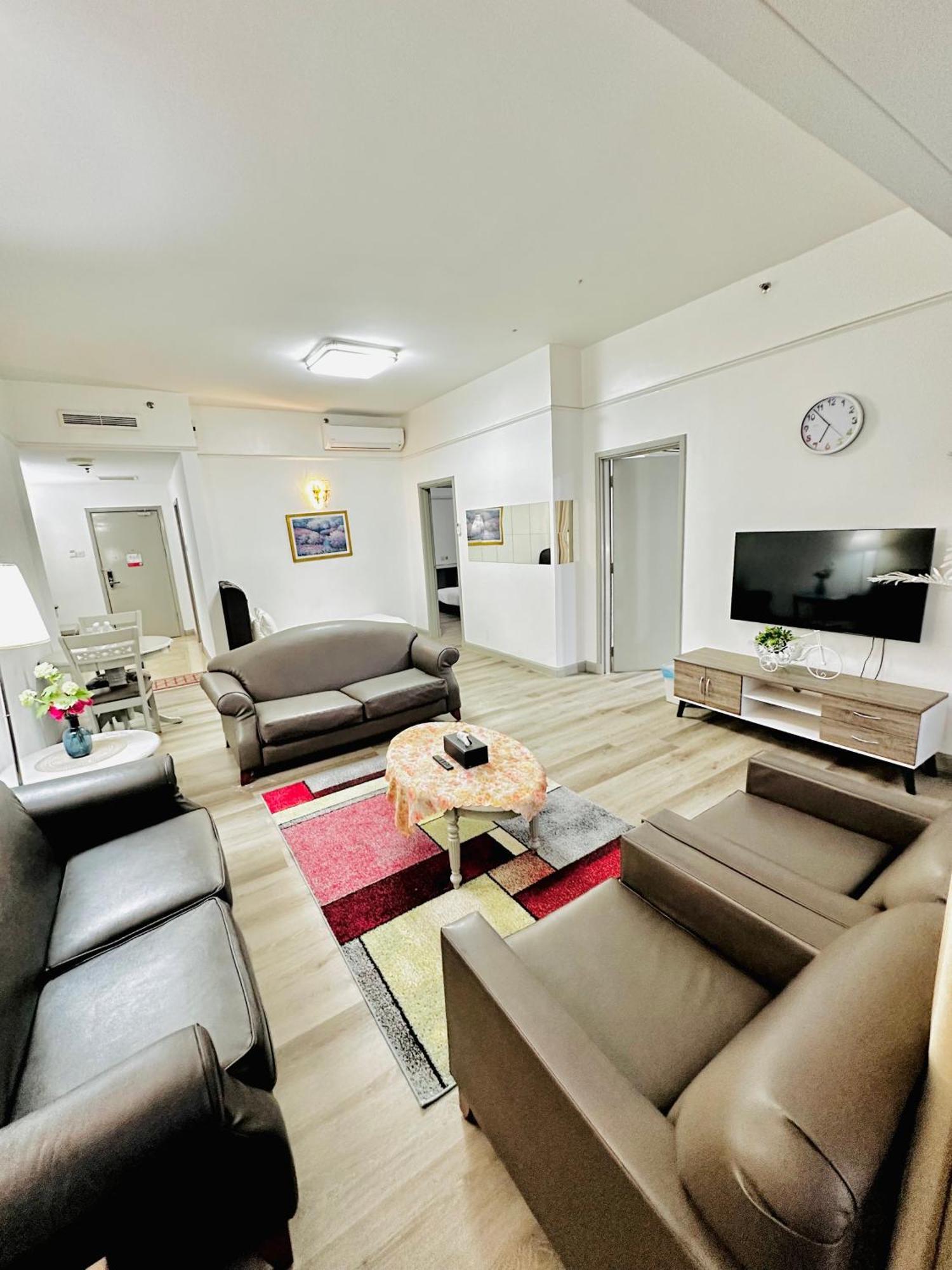 Sm Service At Times Square Apartment
