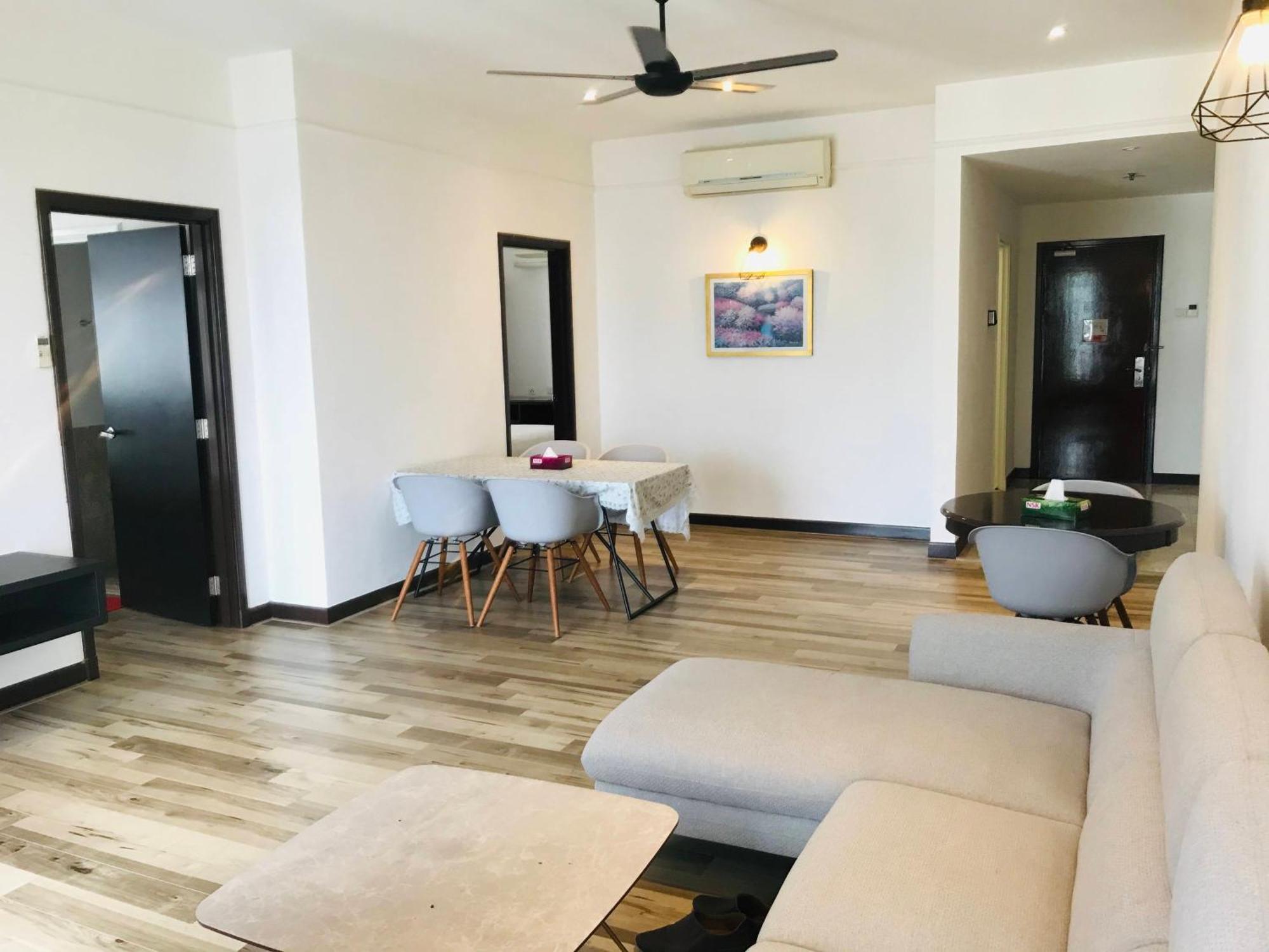 Sm Service At Times Square Apartment