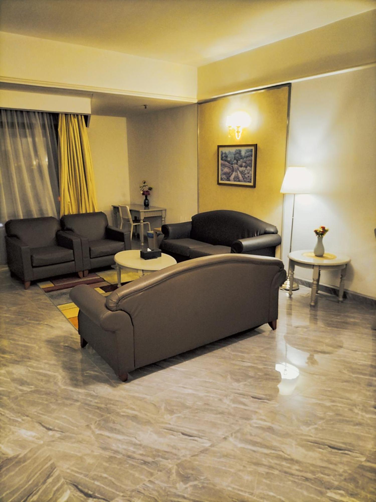 Sm Service At Times Square Apartment