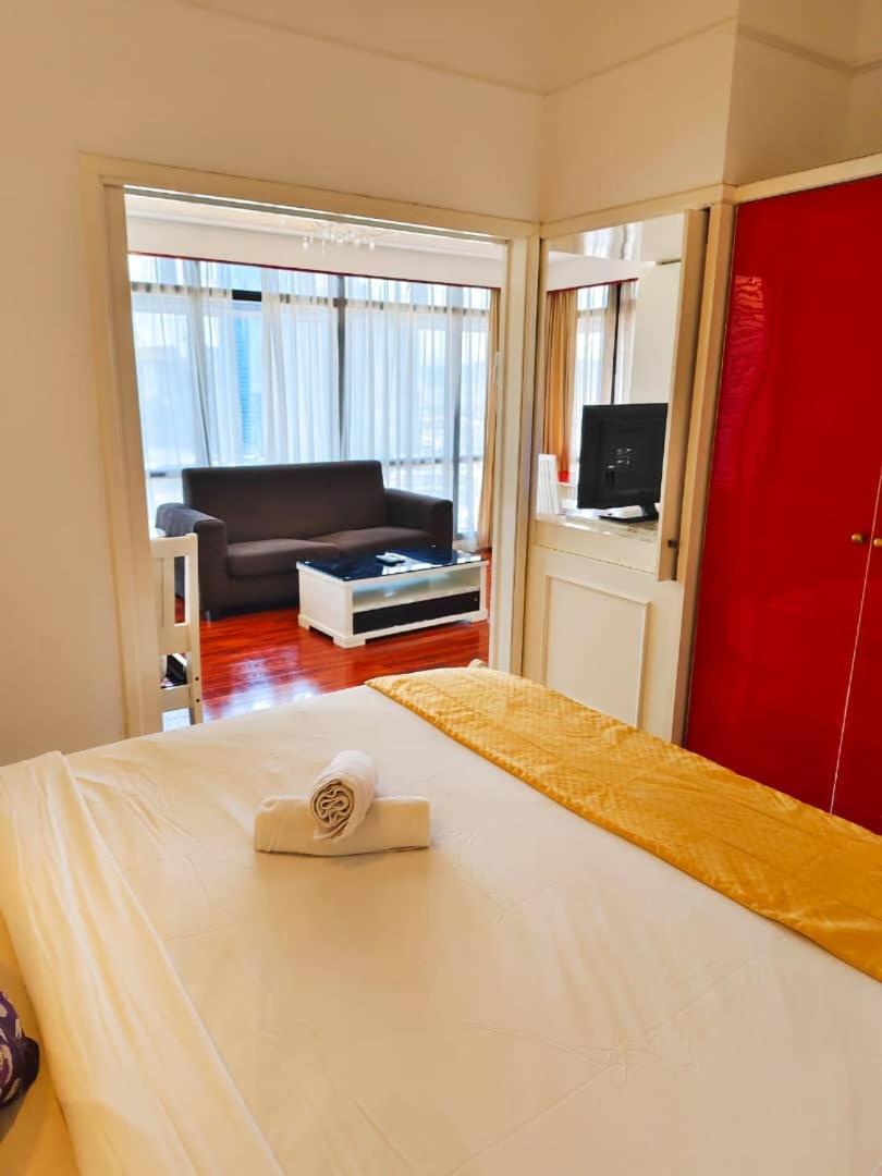 Sm Service At Times Square Apartment